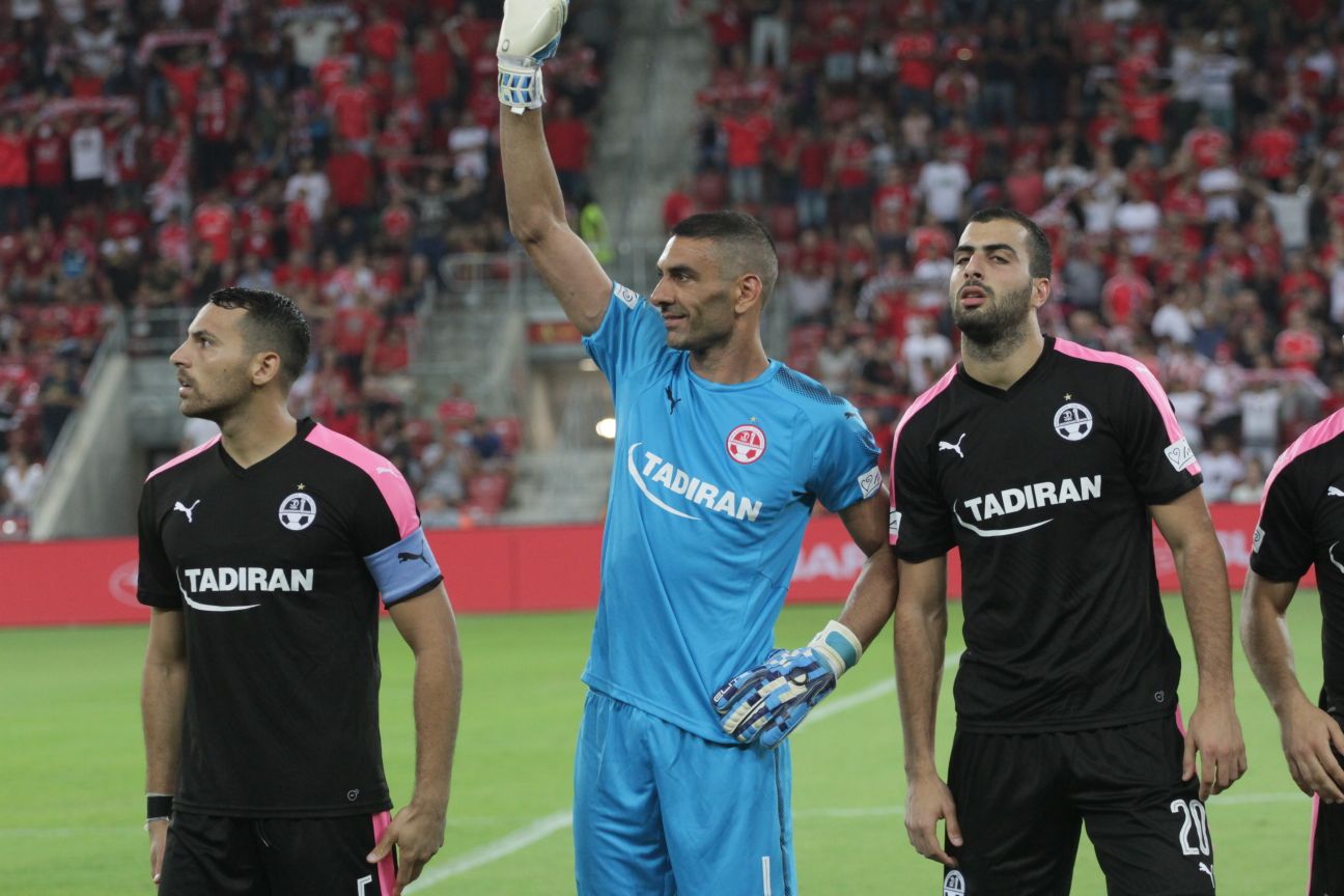 דודו גורש בין לואיי טאהא ושיר צדק. ההגנה ספגה (צילום: בן בודה)